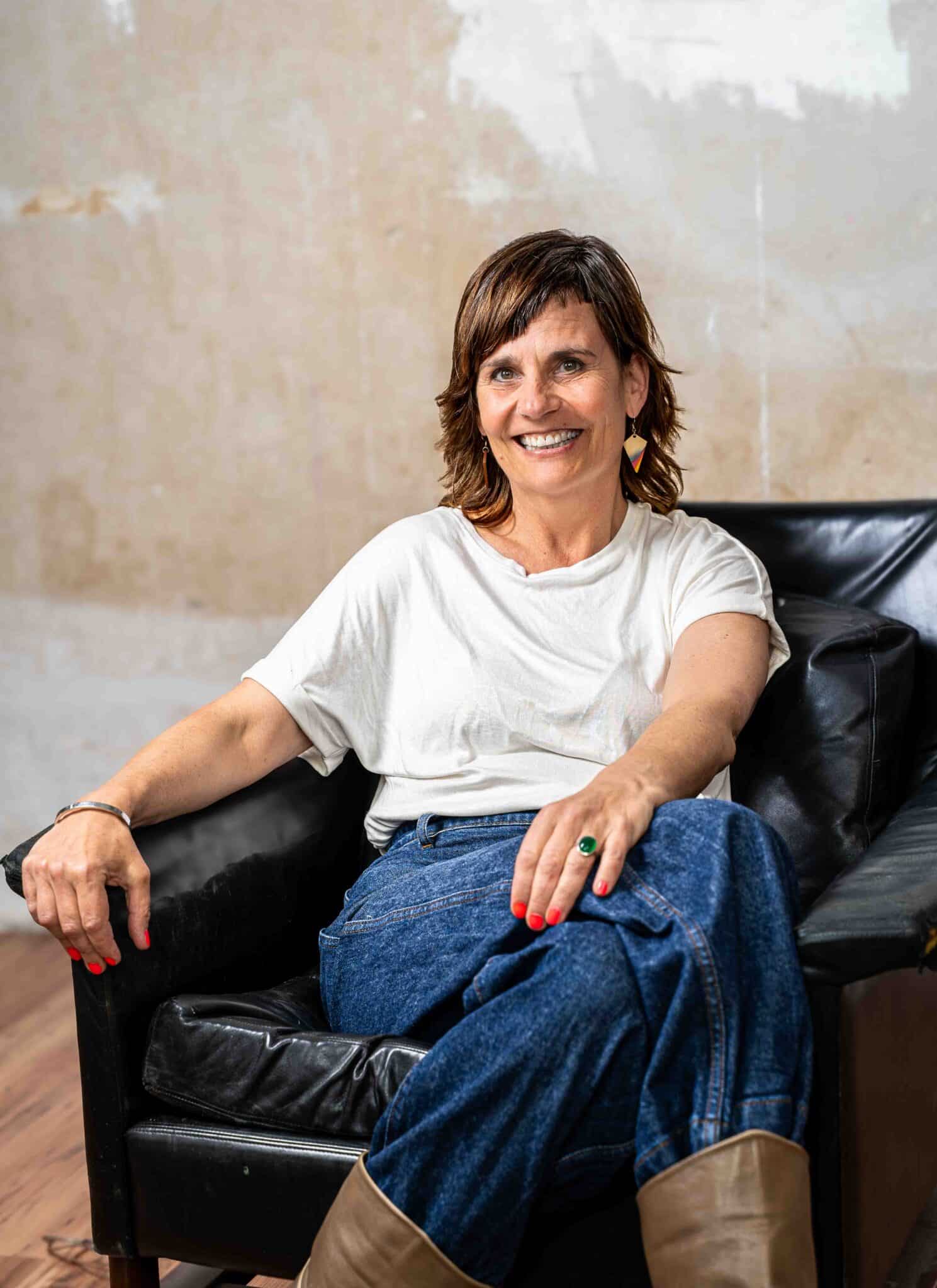 Silke Veth, Coach, Supervision und Prozessbegleitung sitzend im Sessel